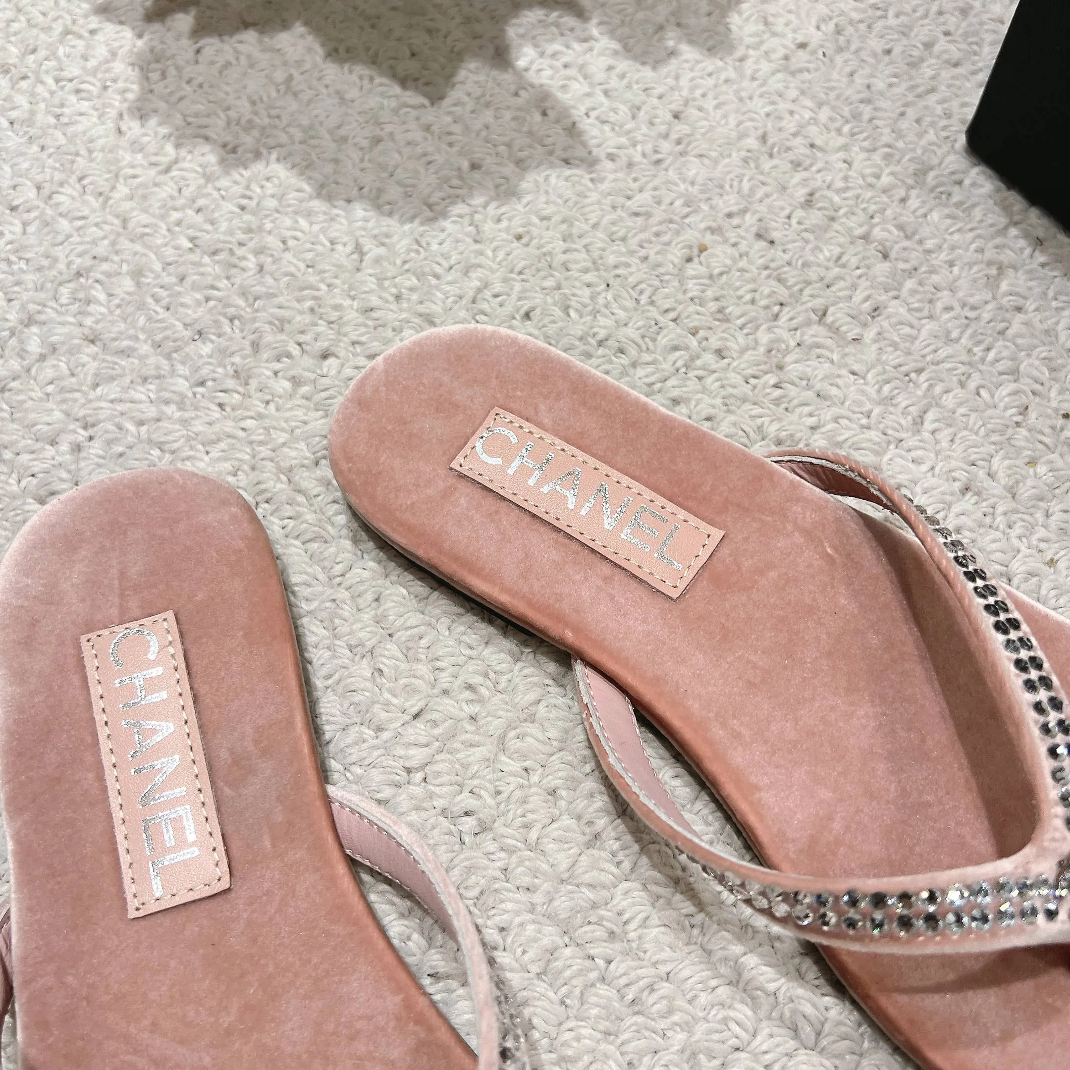 👟👟Ex-factory price 480👟👟 Xiaoxiang chanel 2025 new flip-flops! This series is really amazing. How can it be so beautiful! Summer is really an invincible combination that can be salty or sweet ~ The upper is made of original velvet and the lining is lambskin genuine leather outsole Size: 35-40 (40 customized)